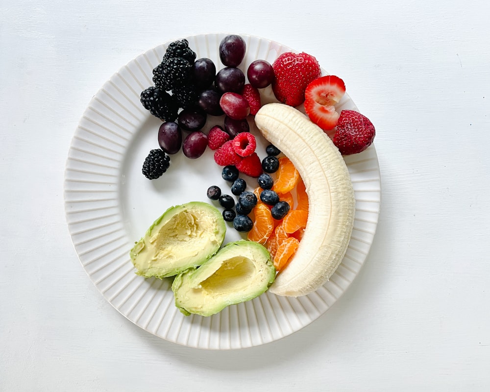 Smoothie berwarna cerah dengan buah-buahan segar